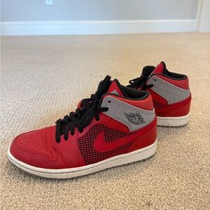 Red lightly worn men’s Nike sneakers